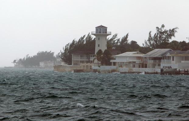 Temen por la vida de 33 marinos por un huracán en   las Bahamas