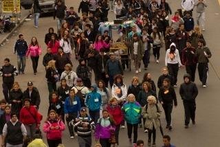 Grupos de jóvenes iniciaron la larga caminata a Luján