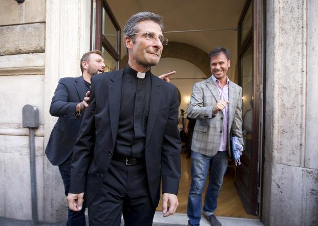 El Vaticano expulsará a sacerdote que declaró ser gay
