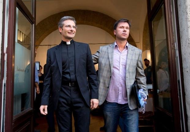 Un cura del Vaticano contó que es gay y desató fuerte revuelo