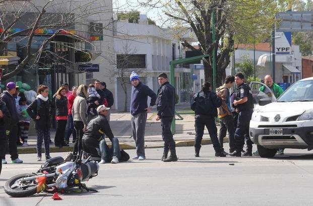 Una camioneta chocó con una moto en  el barrio La Loma: dos personas heridas