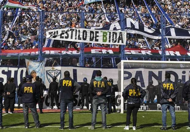 Otra vez la violencia: barras de Vélez fueron a apretar a los jugadores