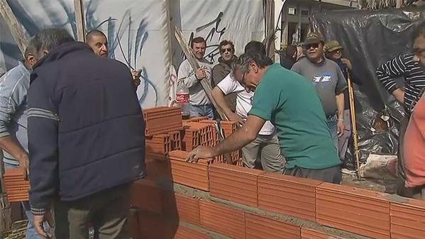 Ex soldados de Malvinas construyen en Plaza de Mayo para reclamar