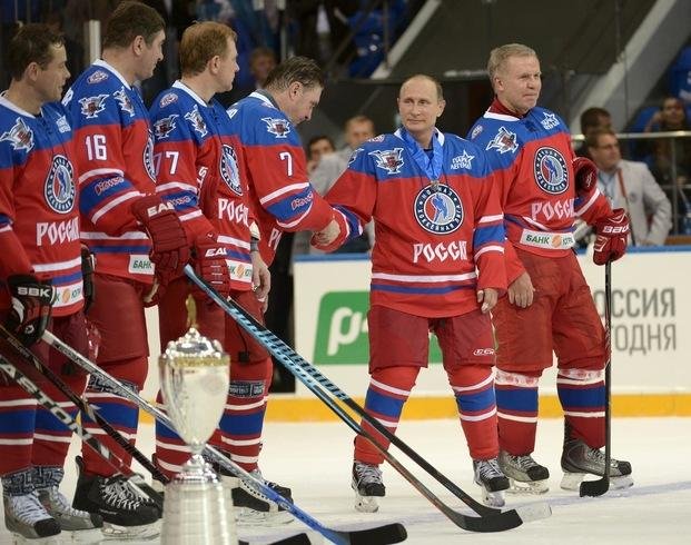 Putin pasó su cumpleaños jugando al hockey