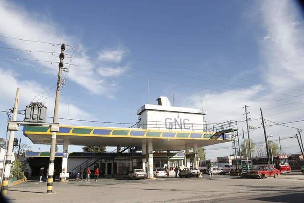 Motochorros en acción en una estación de GNC de San Carlos