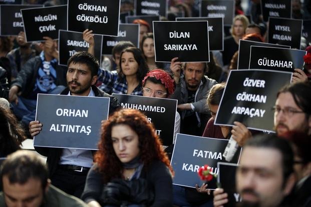 Miles de personas protestan en Turquía tras el doble atentado