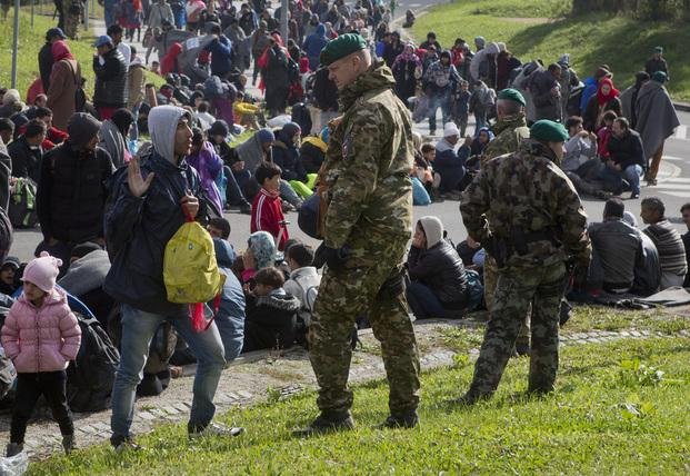 Eslovenia despliega al ejército y pide ayuda a la Unión Europea ante el aluvión de inmigrantes