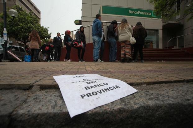 Calvario en bancos por sorpresiva protesta