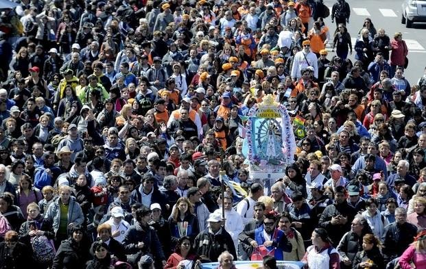 Miles de fieles peregrinan hacia la Basílica de Luján