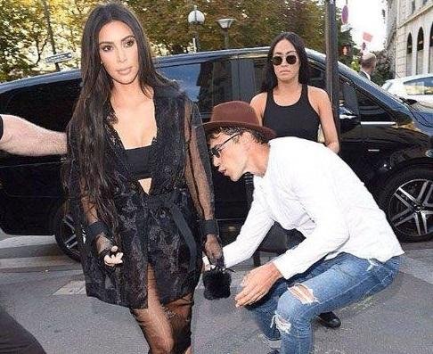 Un fanático de Kim Kardashian preso por besarle la cola