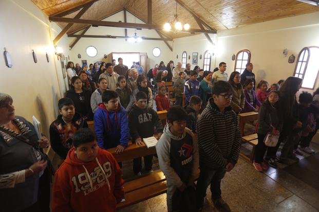Una misa con alto voltaje emotivo por los jóvenes que se suicidaron en Villa Elvira