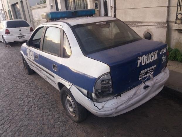 Denuncian que en la comisaría de Tolosa hay patrulleros arrumbados