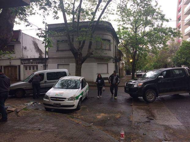 Un taxista herido por un choque y vuelco