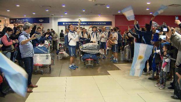 Llegaron los campeones del futsal y tuvieron una ruidosa bienvenida en Ezeiza