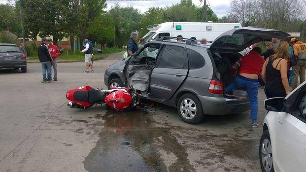 VIDEO- Fuerte colisión entre un auto y una 
moto en 520 y 148