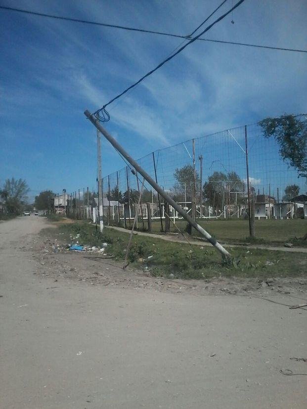 Villa Progreso: peligro por poste inclinado