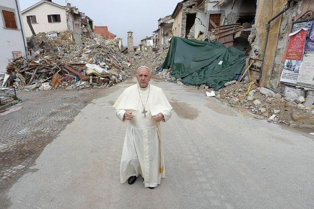 Italia: un pequeño terremoto recibió al Papa en su visita a Amatrice