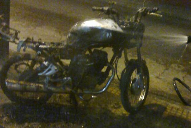Prendieron fuego una moto 
en 6, 46 y 47