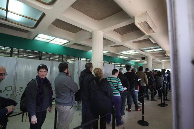 Los bancos vuelven a restringir la atención al público