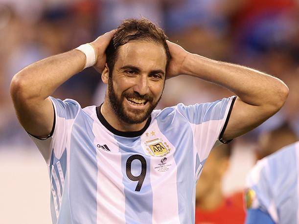 Gonzalo Higuaín volvió y dijo: "Si la gente es feliz insultándome, está bien"