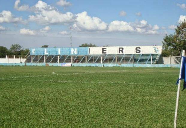 Los futbolistas de Liniers cuentan como era jugar en la "cancha torcida"