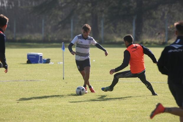 Apuntando ahora al choque contra Newell's, el Lobo se movió en Abasto