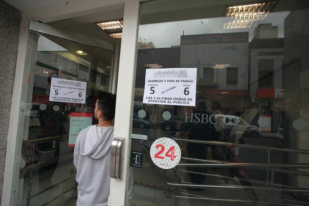 Atención restringida y días complicados en los bancos