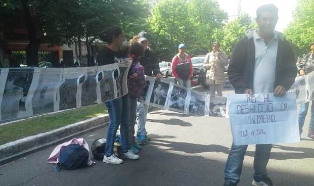 Protesta en 7 y 56 en rechazo a desalojo de terrenos usurpados en Romero