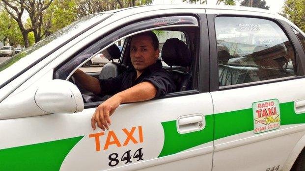 Taxista devolvió $23 mil que olvidó una pasajera