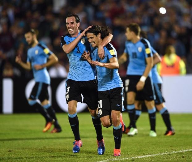 Uruguay goleó y sigue como único puntero