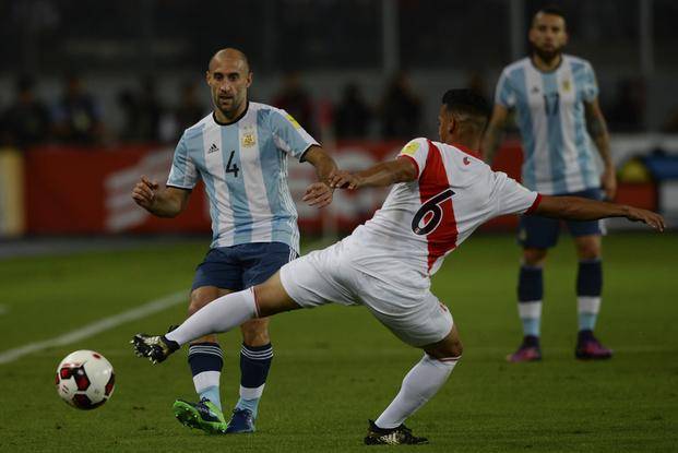Perú y Argentina, muy lejos en los números