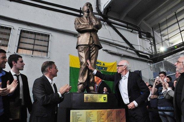 Boca descubrió la estatua de Bianchi, el DT más ganador de la historia del club