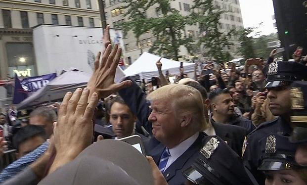 Trump llega a otro debate en medio de un nuevo escándalo