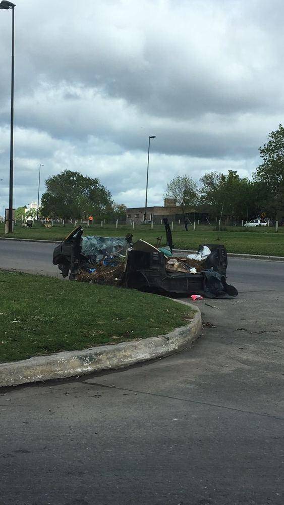 Un auto abandonado desde hace cuatro meses en boulevard 83 y 117