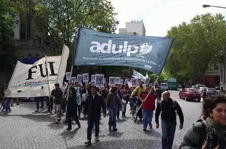 Docentes universitarios van a la  paritaria con la amenaza de un paro