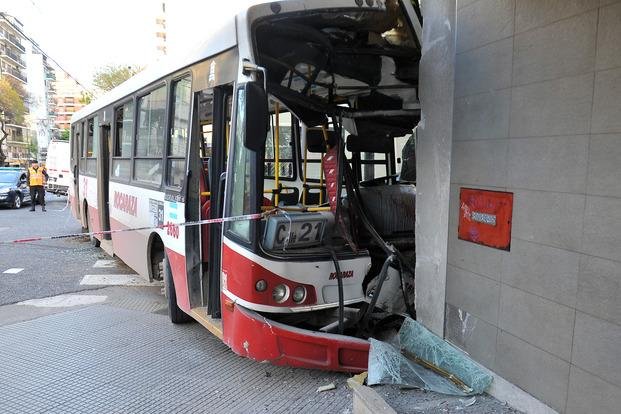 Chocaron un colectivo y una camioneta: un muerto