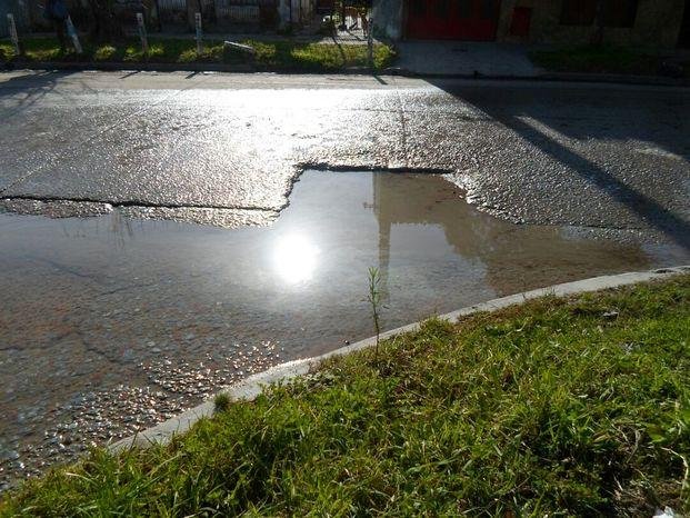 Un bache complica el tránsito en Villa Elvira