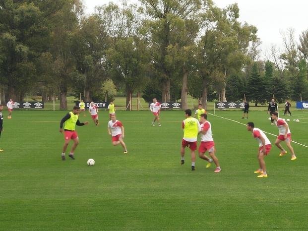 Vivas ensaya variantes y metería mano en el equipo