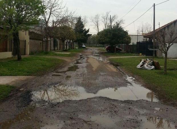 Preocupación en Barrio Aeropuerto por el derroche de agua en una esquina