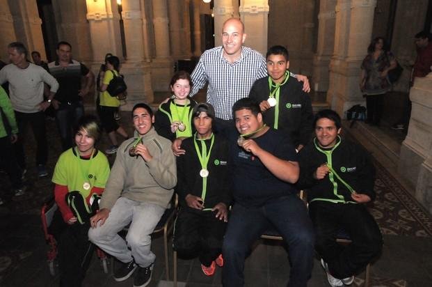 Molina junto a deportistas que participaron de los bonaerenses