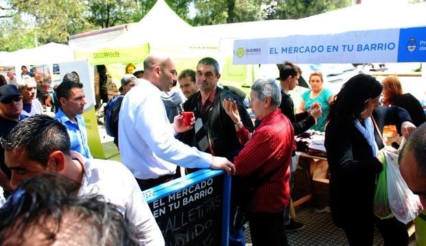 Molina recorrió feria del programa "El Mercado en tu barrio"