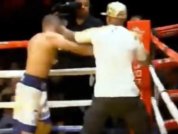 Boxeador y entrenador a las piñas