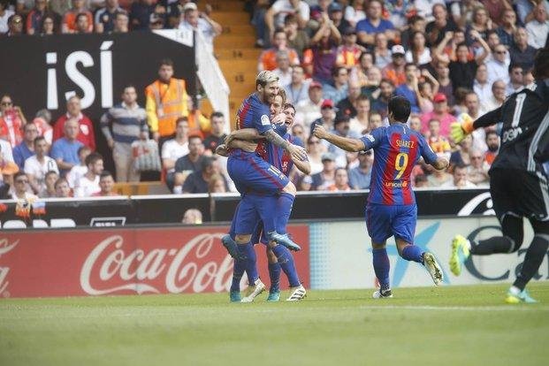 VIDEO: Con dos goles, Messi le dio la victoria y la punta al Barcelona