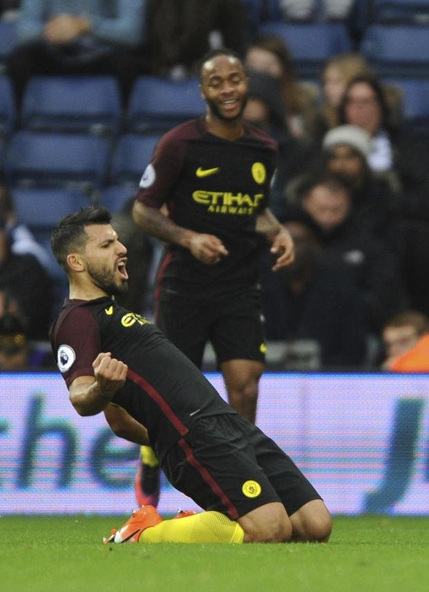 Doble festejo del Kun Agüero