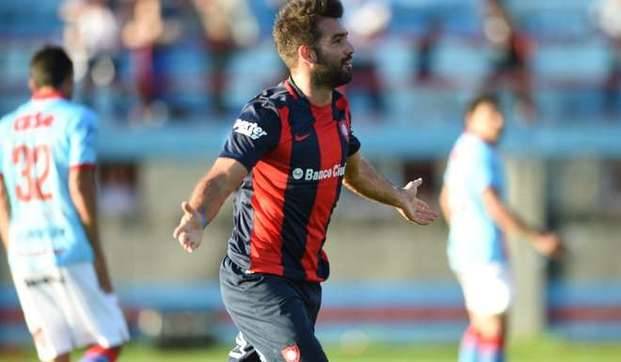 A Cauteruccio le resultó más fácil hacer los tres goles que llevarse la pelota de regalo
