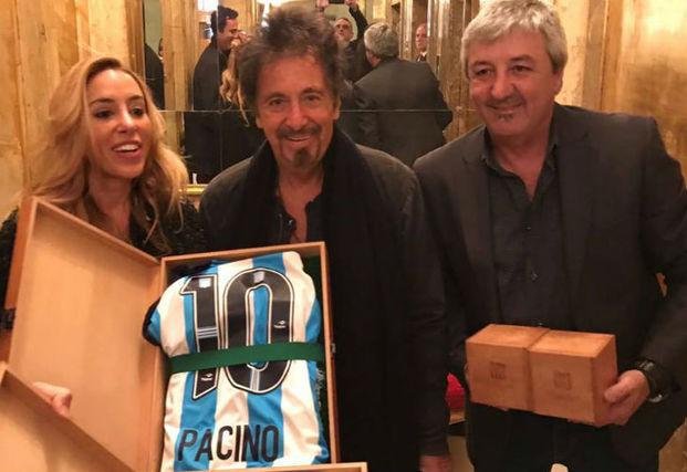 Al Pacino se hizo socio de Racing y recibió de regalo una camiseta del club