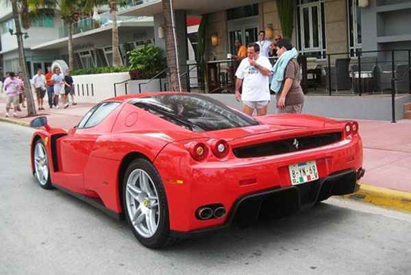 Ex Lobo se compró una Ferrari pero su club le puso un freno