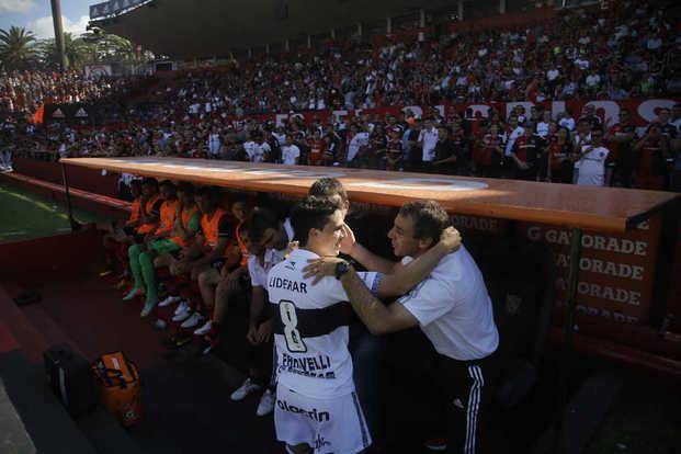 Familiares afuera, rivales adentro