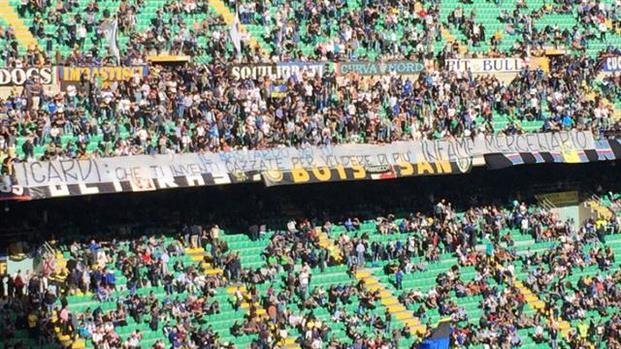 Hinchas de Inter lucieron banderas en contra de Icardi