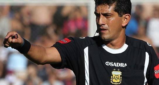 Increíble: Pezzotta perdió la tarjeta amarilla y casi expulsa a un jugador de Colón por error